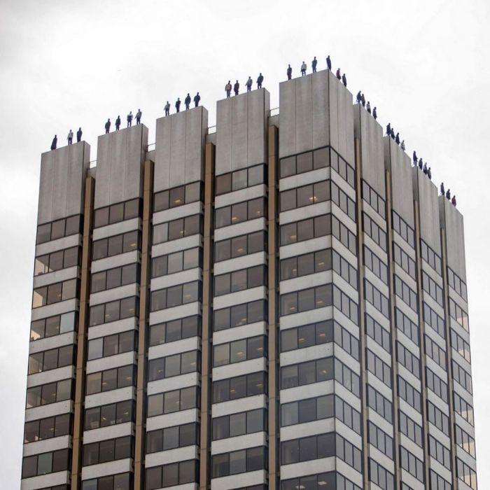 Figur Tak Berwajah Yang Muncul Di Jalanan Dunia